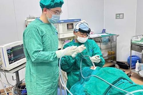 Hải Phòng: Bệnh viện Trẻ em gắp thành công dị vật kim loại dài 3cm ở bé gái 12 tháng tuổi
