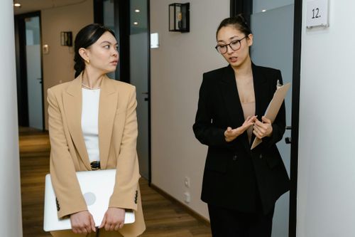 Buôn chuyện chốn công sở cũng có ích
