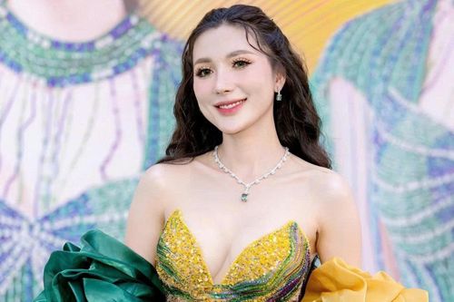 Ngân Collagen tuyên bố 'trở lại'