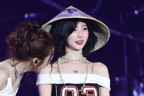 Em gái BlackPink nói tiếng Việt, đội nón lá
