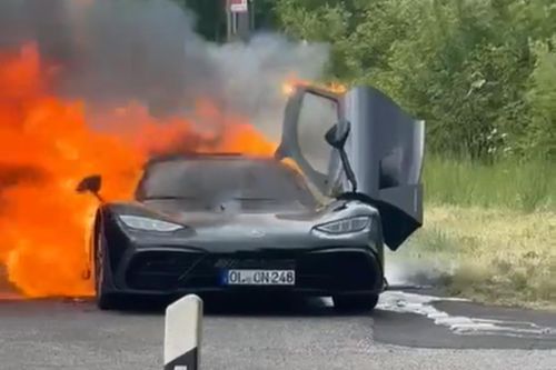 Lại thêm một siêu xe Mercedes-AMG One cháy trơ khung