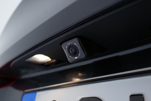 Khi 'hiện đại, hại điện' - camera lùi trở thành thảm họa với hãng xe