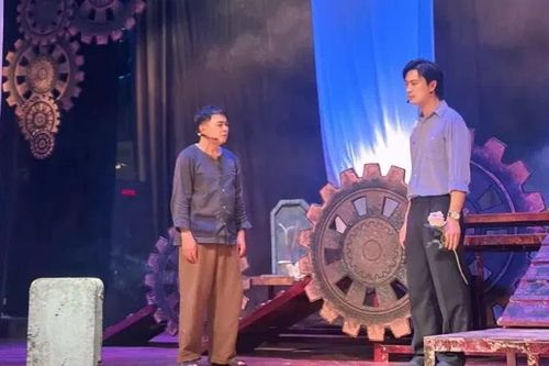 Sân khấu rộn ràng phục vụ khán giả Thủ đô