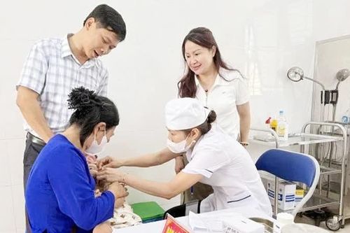 Hà Nội đồng loạt cho trẻ 6-35 tháng tuổi uống vitamin A