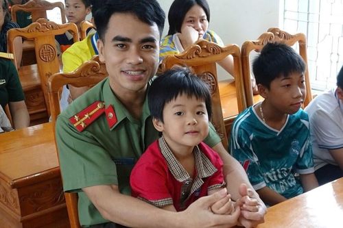 Những đôi mắt thơ ngây giữa hành trình được chở che