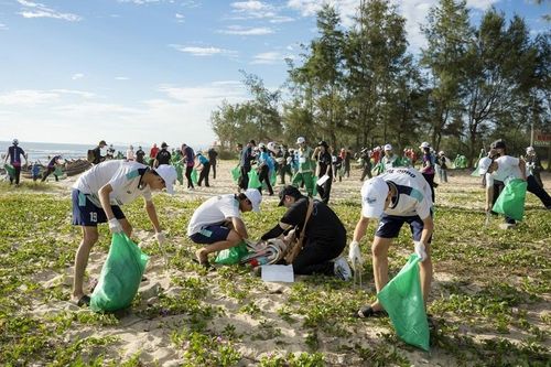 Thành phố Huế: Gần 1.000 người đi bộ nhặt rác làm sạch biển