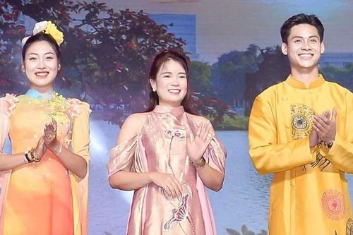 Ngắm áo dài di sản '12 mùa hoa Hà Nội' của NTK Hoàng Ly