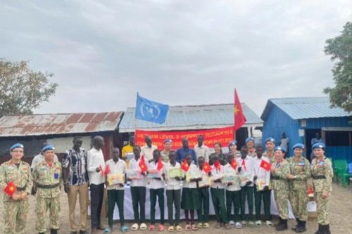 Bệnh viện dã chiến Việt Nam trao quà cho học sinh Trường tiểu học Banpa, Nam Sudan