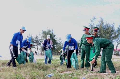 Tuổi trẻ Huế ra quân vì môi trường, biển đảo quê hương