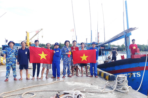 'Trạm dừng chân' giữa biển của tàu cá ngư dân