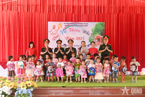 Chỉ huy trưởng Bộ CHQS tỉnh Quảng Ninh thăm, tặng quà các cháu thiếu nhi nhân ngày 1-6