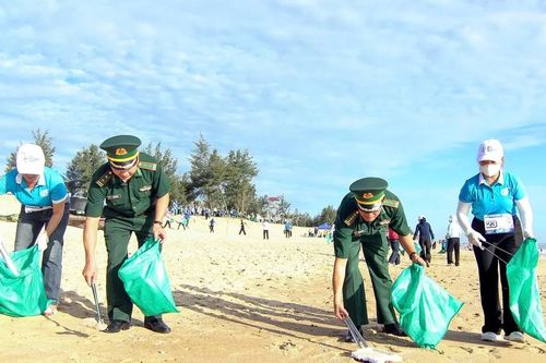Gần 1.000 người tham gia 'Hue Plogging 2025 - Dấu chân xanh, biển sạch nhựa'