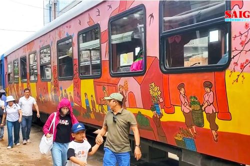 Tour 'hỏa xa' khám phá tháp Chăm cổ Bình Định chính thức vận hành