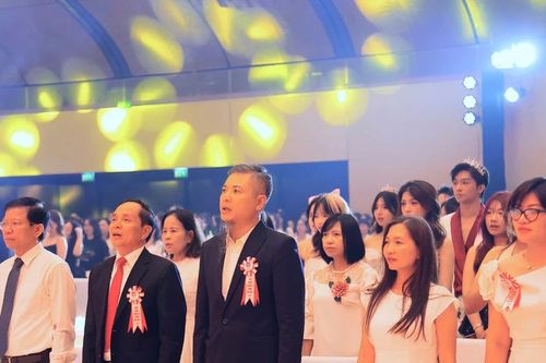 Xúc động lễ trưởng thành của học sinh THPT Chuyên KHXH&NV