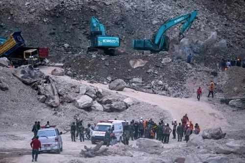 Sập mỏ đá ở Tây Java: Indonesia mở điều tra, cảnh báo nguy cơ sạt lở tiếp diễn