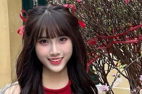 Cô gái trẻ lan tỏa thông điệp yêu thương và chia sẻ đến mọi người