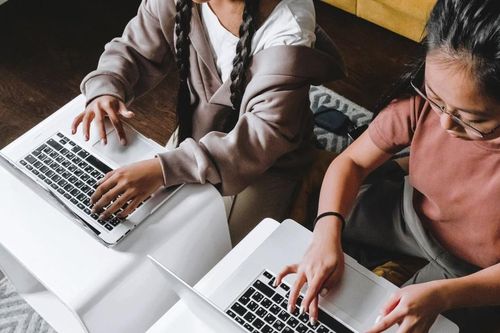 AI tạo sinh hỗ trợ hay cản trở sự phát triển xã hội của trẻ em?