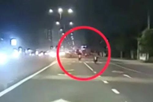 Thanh niên phóng xe máy bạt mạng vào làn ô tô, gây tai nạn chết người