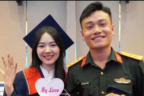 Nữ sinh TPHCM được 'chú bộ đội' cầu hôn tại lễ tốt nghiệp gây sốt mạng xã hội