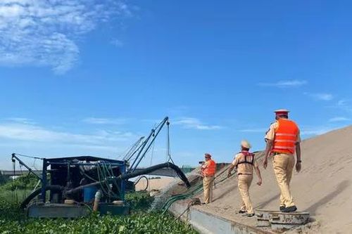 CSGT Bình Dương tổng kiểm soát, xử lý 'cát tặc'