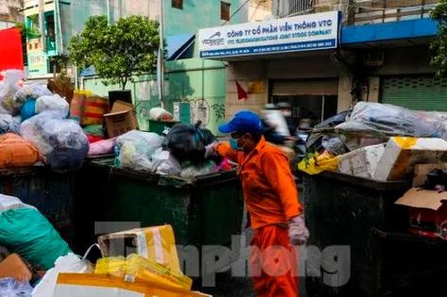 Rối bời ngày đầu 'cân rác tính tiền' ở TPHCM