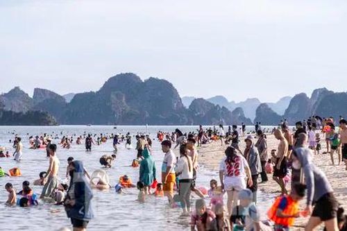 Người dân Hạ Long đưa trẻ nhỏ ra biển tránh nóng