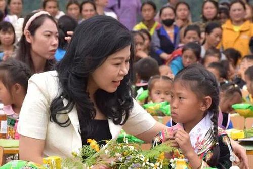 Phu nhân Tổng Bí thư Tô Lâm tặng quà trẻ em vùng cao Điện Biên