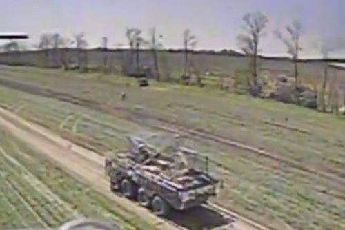 Video UAV Ukraine bắn cháy 5 xe bọc thép chở quân BTR-82A của Nga