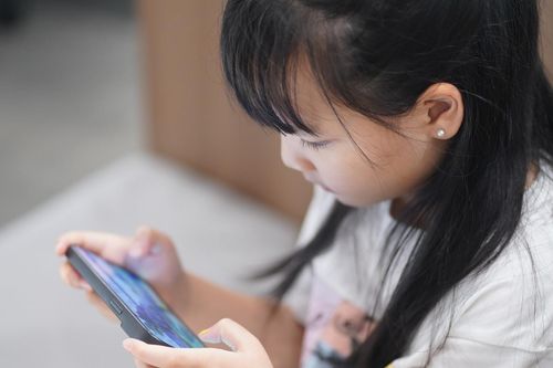 Làm sao để AI hỗ trợ thay vì cản trợ sự phát triển xã hội của trẻ em?
