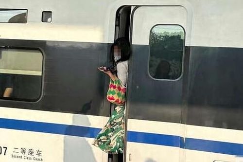 Nữ hành khách mắc kẹt giữa cánh cửa khi cố nhảy xuống tàu cao tốc