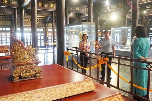Ngai vua triều Nguyễn bị xâm hại, 2 bảo vệ bị thôi việc