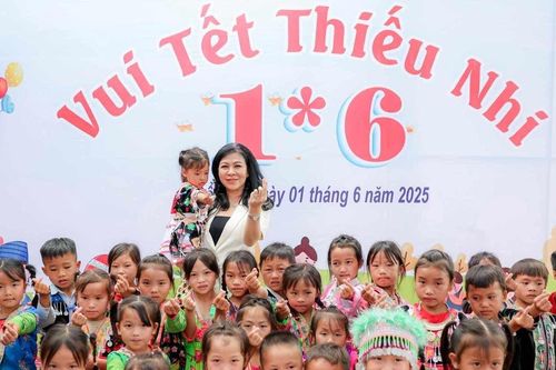 Phu nhân Ngô Phương Ly tặng quà, vui Tết thiếu nhi cùng trẻ em ở Điện Biên