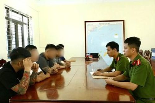 Công an làm việc với nhóm du khách liên quan đến vụ xô xát tại homestay trên đảo Cô Tô