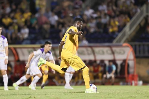 Sông Lam Nghệ An và bài toán vắng Michael Olaha