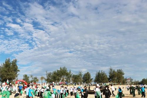 Huế: Hàng nghìn người dân tham gia 'ghi dấu chân xanh' để biển sạch nhựa