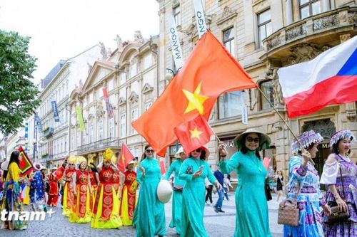 Đoàn Việt Nam tỏa sáng tại Ngày hội Văn hóa các Dân tộc Thiểu số tại CH Séc
