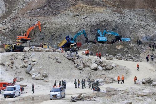 Tiếp tục tìm kiếm các nạn nhân mất tích trong vụ lở đá tại Indonesia