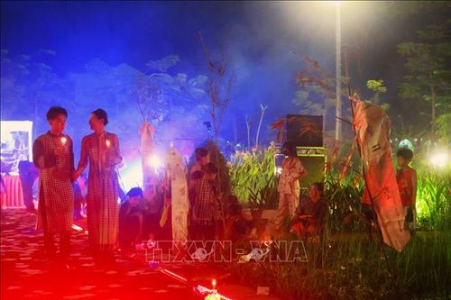 Độc đáo show diễn thời trang tái hiện 'Phiên chợ Âm Dương'