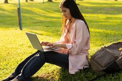 Chúng ta đang có quan điểm sai lầm khi sử dụng laptop trên đùi?