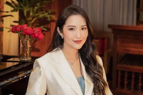 Ảnh hiếm vợ thiếu gia Phan Thành mặc đồ tắm cắt xẻ táo bạo