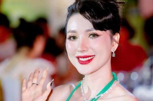 Ngân Collagen có bài đăng ẩn ý giữa lùm xùm