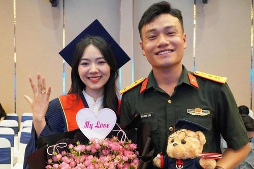 Vỡ òa khoảnh khắc nữ sinh được 'chú bộ đội' cầu hôn trong lễ tốt nghiệp