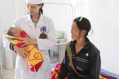 Sơn La: Nỗ lực giảm tỷ lệ sinh con tại nhà của phụ nữ dân tộc Mông