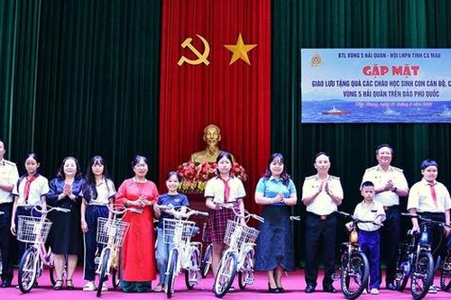 Hội LHPN Cà Mau mang yêu thương đến đảo xa