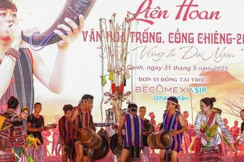 Sôi nổi Liên hoan Cồng Chiêng và trình diễn trang phục truyền thống các dân tộc thiểu số