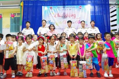 Tết thiếu nhi rộn ràng, ấm tình quân - dân ở Trường Sa