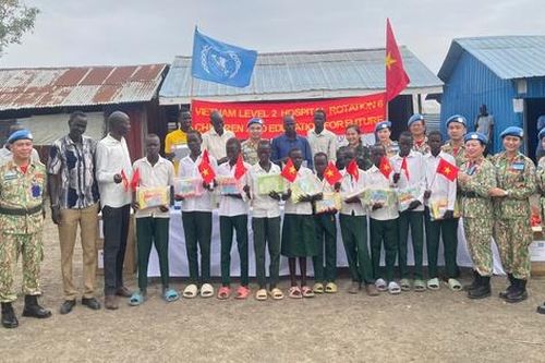 Người lính 'mũ nồi xanh' mang nụ cười đến với trẻ em Nam Sudan