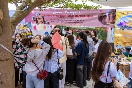 Sinh viên Đà Nẵng mô phỏng tổ chức hội chợ du lịch