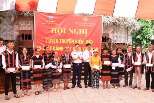 Bộ Tư lệnh Vùng Cảnh sát biển 2 đồng hành cùng bà con Đà Nẵng