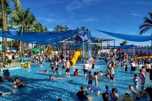 Hàng nghìn người đổ về Công viên nước Hồ Tây giải nhiệt trong ngày 1/6